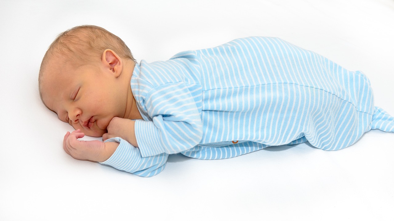孕妈助孕服务生的婴儿打底上衣白色（孕妈助孕服务生的婴儿衣服白色好吗）