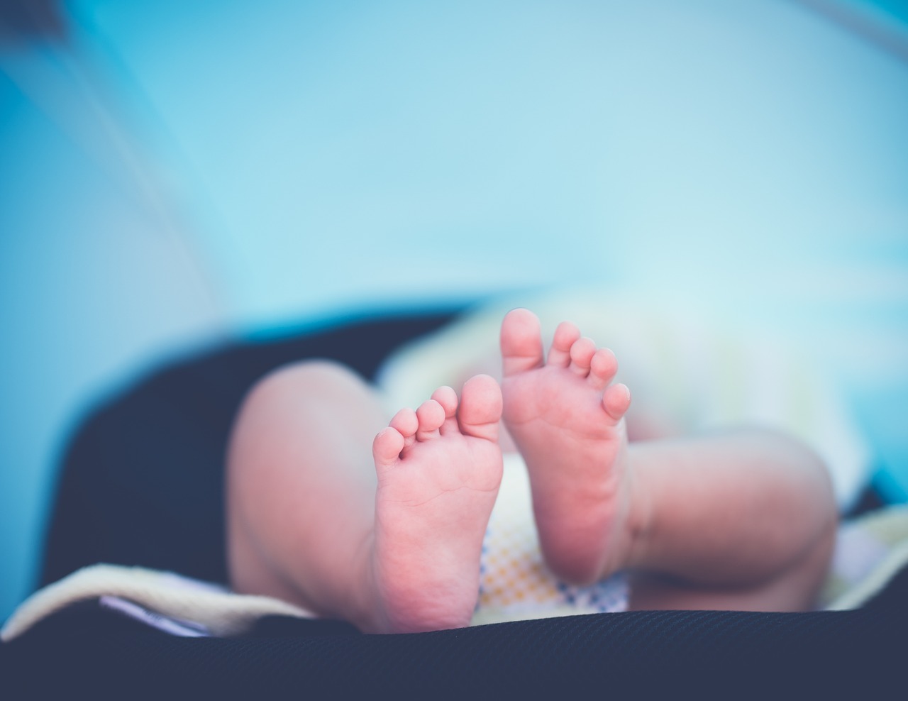 2个月孕妈助孕服务生的婴儿不爱吃奶（2个月孕妈助孕服务生的婴儿不爱吃奶 精神状态很好）