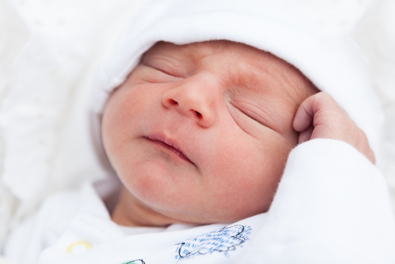 玩新生孕妈助孕服务生的婴儿残忍的视频（狂打新生儿的视频大全）